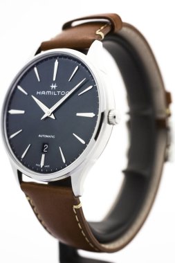 Biel, İsviçre 31.03.2020 - Hamilton adam yakın çekim paslanmaz çelik kasa mavi saat yüz arama deri kayışlı İsviçre kuvars mekanik saat stand İsviçre yapımı