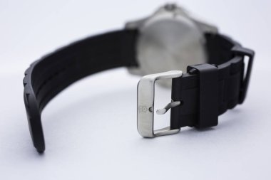 İbach, İsviçre 31.03.2020 - Victorinox adamının yakın çekimi paslanmaz çelik çanta kayışlı sırt çantası İsviçreli kuvars mekanik saat İsviçre yapımı izole edilmiş