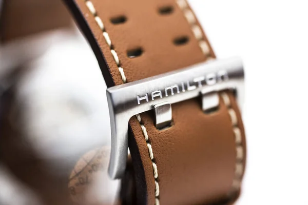 瑞士比埃尔2020年3月31日-汉密尔顿男子手表不锈钢外壳皮制表壳带瑞士石英机械手表闭锁在桌上制造 — 图库照片