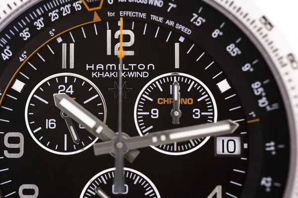 Biel, İsviçre 31.03.2020 Hamilton Man 'in yakın çekimi paslanmaz çelik kasa siyah saat yüz çevirmeli İsviçre kuvars mekanik saati izole İsviçre yapımı. — Stok fotoğraf
