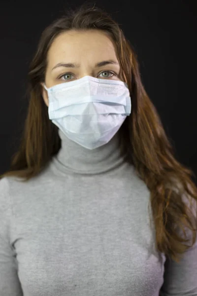 Retrato mujer asustado coronavirus en máscara médica primer plano negro estudio aislado — Foto de Stock