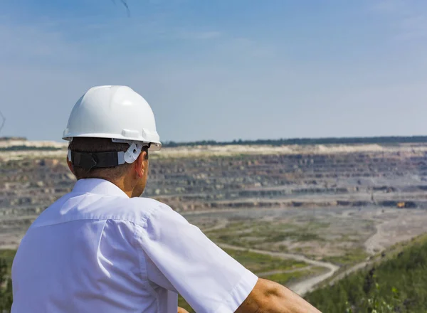 Důlní inženýr kontroluje obrovské žulové lomy v Michajloviči, Bělorusko — Stock fotografie