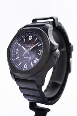 İbach, İsviçre 31.03.2020 - Victorinox adamının yakın çekimi karbon kasalı lastik kayışlı mavi saat yüz çevirmeli İsviçre kuvars mekanik saati İsviçre yapımı