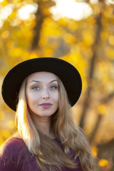 Retrato de mulher branca bonita em chapéu preto fora. Outono natureza ensolarada — Fotografia de Stock