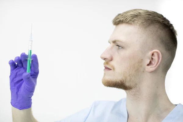 Fiatal vonzó orvosi asszisztens tartja fecskendő elleni vakcina covid-19 — Stock Fotó