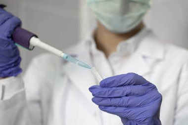 Bilim adamı laboratuardaki test tüpüne sıvı ekliyor. Doping testi konsepti. Kapat.