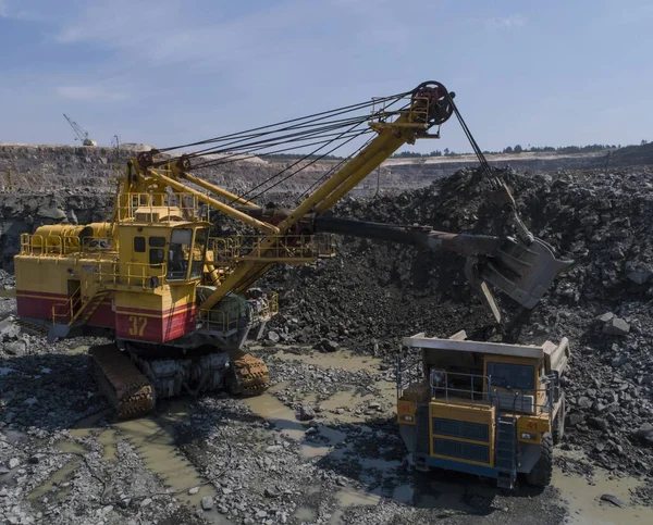 Obrovská průmyslová skládka kamion v kamenolomu z dronu zblízka — Stock fotografie