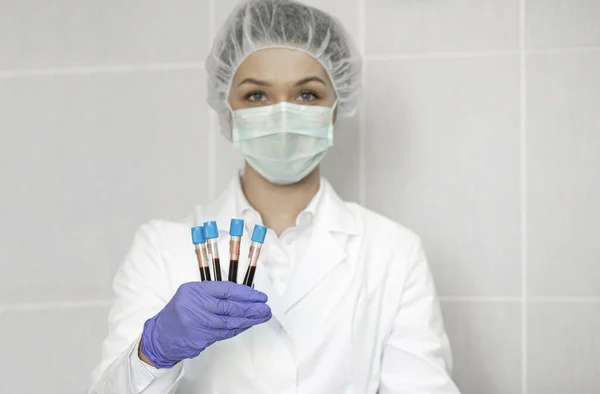Vérminták fiatal tudós kezében az orvosi laborban. Heath ellenőrzés — Stock Fotó
