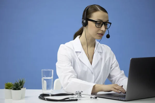 온라인 의료 상담. 헤드폰을 쓴 매력적 인 의사 가환 자 와대 화를 나누다 — 스톡 사진