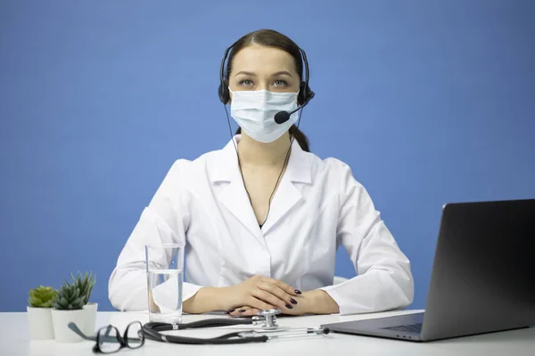 Consulta médica en línea. Trabajador médico joven en la línea de ayuda con pacientes — Foto de Stock