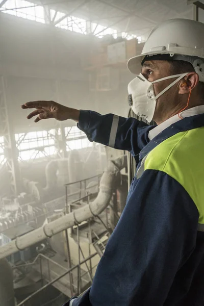 Těžební inženýr v bílé helmě respirátor dohlíží na práci žulové dílny — Stock fotografie