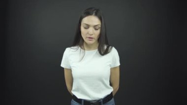 Hayal kırıklığına uğramış saçları dökülen kız seçmelerde başını sallıyor.