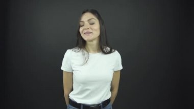 Uzun, gevşek saçlı kendine güvenen kadın derin bir nefes alıyor.