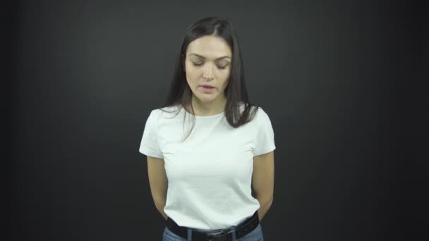 Разочарованная девушка с распущенными волосами качает головой на прослушивании — стоковое видео