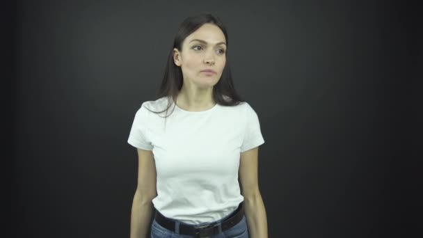 Bela morena em t-shirt e jeans salta levantando as mãos — Vídeo de Stock