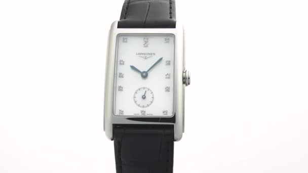 Saint-Imier, Szwajcaria, 2.02.2020 - Longines zegarek biały zegar twarz wybrać skórzany pasek. klasyczny elegancki szwajcarski wykonane zegarki — Wideo stockowe