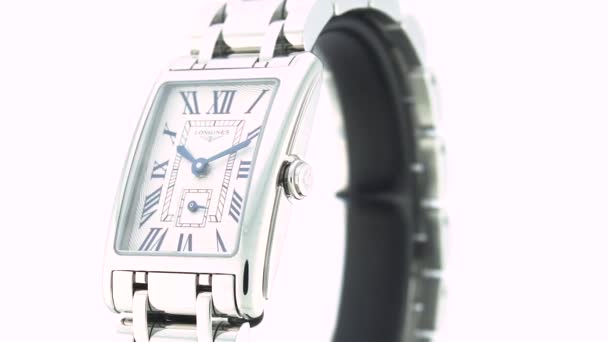 Saint-Imier, Zwitserland, 2.02.2020 - Longines horloge witte wijzerplaat wijzerplaat close-up roestvrij stalen armband — Stockvideo