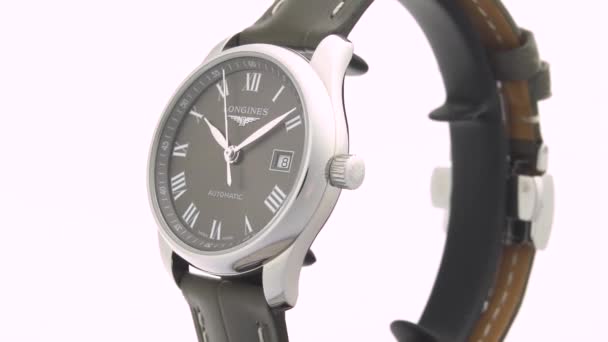 Saint-Imier, Ελβετία, 2.02.2020 - Longines ρολόι μαύρο ρολόι πρόσωπο καντράν δερμάτινο λουράκι. κλασικό κομψό ελβετικό ρολόι — Αρχείο Βίντεο
