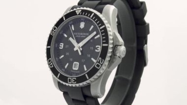 İbach, İsviçre 7.04.2020 - Victorinox Man paslanmaz çelik kasa siyah saat yüz çevirmeli kauçuk kayışı beyaz arka planda izole bir şekilde duruyor
