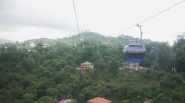 Batumi 'den dağlara ve evlere gri bulutlu bir gökyüzü altında ağır çekim