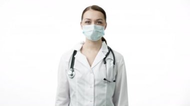 Mutlu şirin doktor koruyucu maskeyi çıkarır, geniş bir gülümseme, koronavirüs sonu.