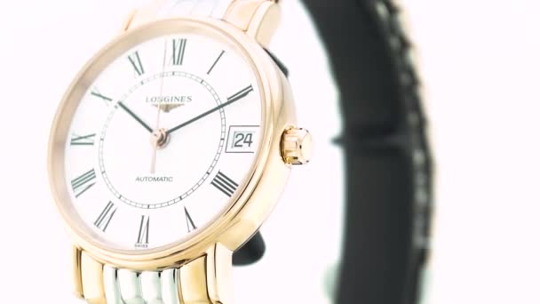 Saint-Imier, Suíça, 2.02.2020 - Longines assistir mostrador branco cara relógio fechar pulseira de aço inoxidável. clássico relógios suíços elegantes feitos — Vídeo de Stock