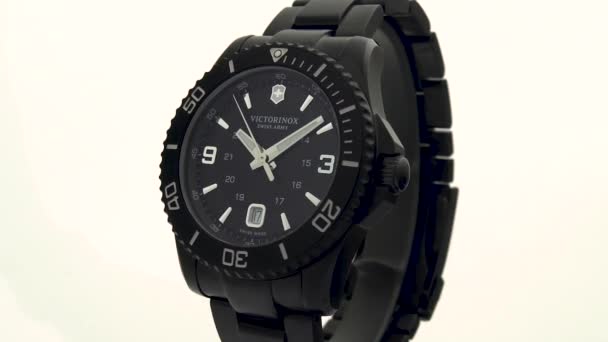 Ibach, Švýcarsko 7.04.2020 - Victorinox Man hodinky nerezové pouzdro černé hodiny tvář ciferník otáčení na stojanu zblízka izolované na bílém pozadí — Stock video