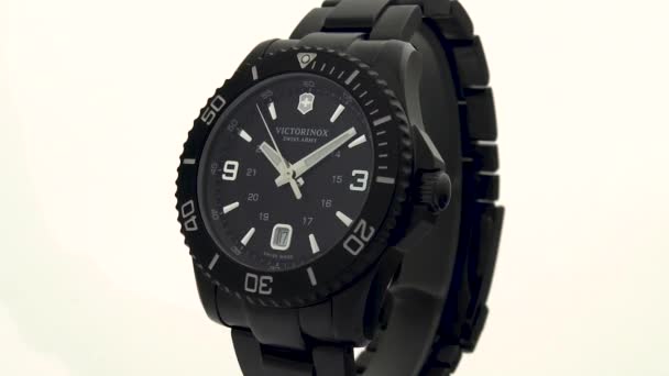 Ibach, Ελβετία 7.04.2020 - Victorinox Man watch stainless steel case black watch face dial περιστρεφόμενο σε stand up απομονωμένο σε λευκό φόντο — Αρχείο Βίντεο