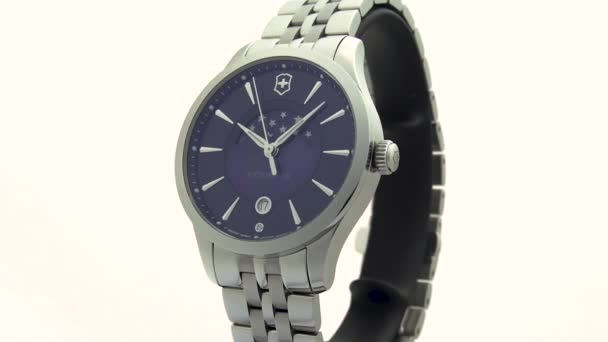 Ibach, Ελβετία 7.04.2020 - Victorinox Man watch stainless steel case blue watch watch facial dial stainless steel bracelet περιστρεφόμενο σε stand up απομονωμένο σε λευκό φόντο — Αρχείο Βίντεο