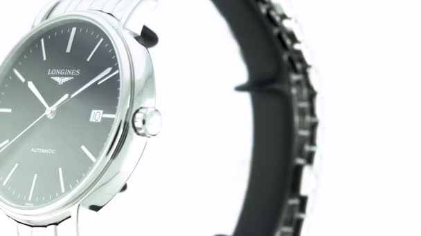 Saint-Imier, İsviçre, 2.02.2020 Longines siyah saatin paslanmaz çelik bileziği çevirmesini izliyor. Klasik İsviçre yapımı saatler. — Stok video