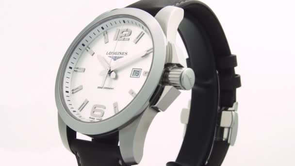 Saint-Imier, Swiss, 2.02.2020 Longines menonton jam putih memakai sabuk kulit dial. klasik elegan swiss dibuat jam tangan — Stok Video