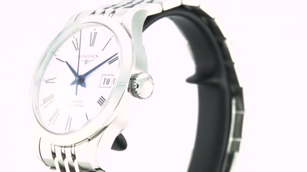 Saint-Imier, Schweiz, 2.02.2020 - Longines Uhr weißes Zifferblatt Nahaufnahme Lederarmband mit Edelstahlarmband. klassisch elegante Schweizer Uhren — Stockvideo