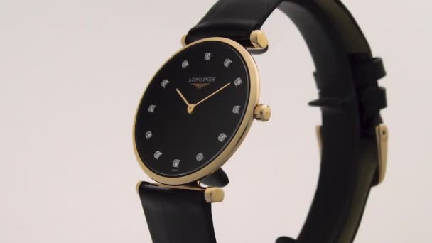 サンImier 、スイス、 2.02.2020 -ロンジンは、ダイヤモンドブラッククロック顔文字盤レザーストラップで飾られた時計。クラシックなエレガントなスイス製の腕時計 — ストック動画