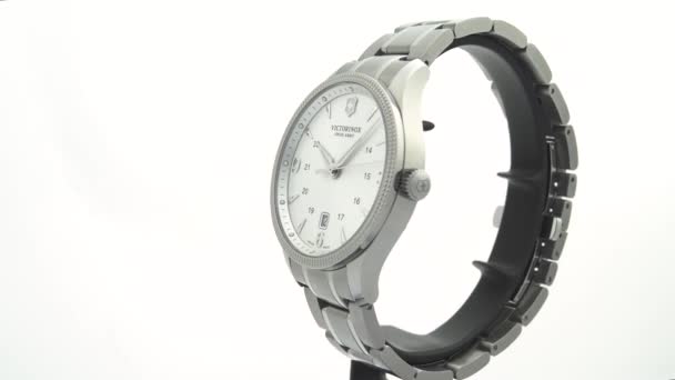 Ibach, Ελβετία 7.04.2020 - Victorinox Man watch stainless steel case white watch facial dial stainless steel bracelet περιστρεφόμενο σε βάση απομονωμένο σε λευκό φόντο — Αρχείο Βίντεο