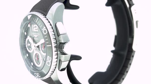Saint-Imier, Švýcarsko, 2.02.2020 - Dlouhé hodiny sledují, jak černé hodiny otáčejí kožený řemínek zblízka. módní moderní švýcarské hodinky — Stock video