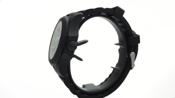 Ибах, Швейцария 7.04.2020 - Victorinox Man часы корпус из нержавеющей стали черный часы набора резиновый ремешок вращения на стенде изолированы на белом фоне — стоковое видео