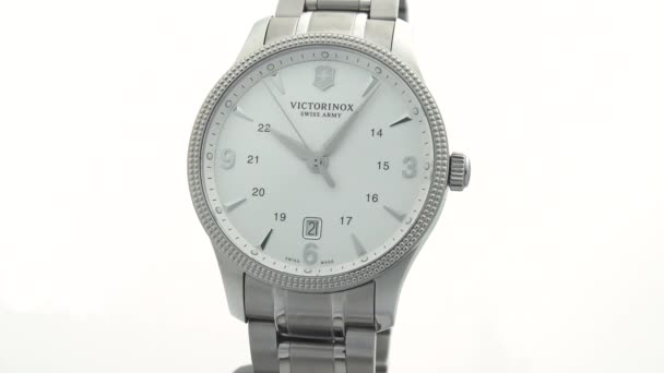 Ibach, Švýcarsko 7.04.2020 - Victorinox Man hodinky nerezové pouzdro bílé hodiny tvář ciferník nerezová ocel náramek zblízka izolované na bílém pozadí — Stock video