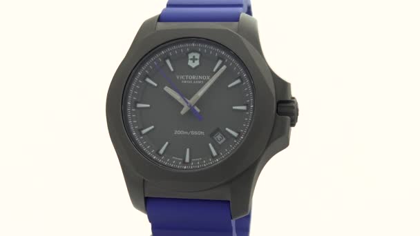 Ibach, Švýcarsko 7.04.2020 - Victorinox Man hodinky nerezové pouzdro černé hodiny tvář ciferník gumový popruh zblízka izolované na bílém pozadí — Stock video