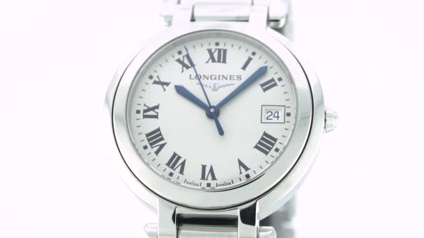 Saint-Imier, Suisse, 2.02.2020 - Longines montre cadran blanc montre cadran blanc fermer bracelet en acier inoxydable — Video