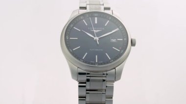 Saint-Imier, İsviçre, 2.02.2020 Longines siyah saatin paslanmaz çelik bileziğini izliyor. Klasik İsviçre yapımı saatler.