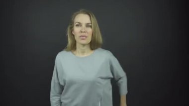 Uzun sarı saçlı bayan seçmelerde yüzlerini çekiyor.