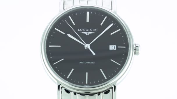 スイスのサンImier 、 2.02.2020 -ロンジンは、ステンレススチールのブレスレットを閉じ黒い時計の顔の文字盤を見て。クラシックなエレガントなスイス製の腕時計 — ストック動画