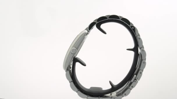 Saint-Imier, Suíça, 2.02.2020 - Relógio Longines Rotating on stand pulseira de aço inoxidável — Vídeo de Stock