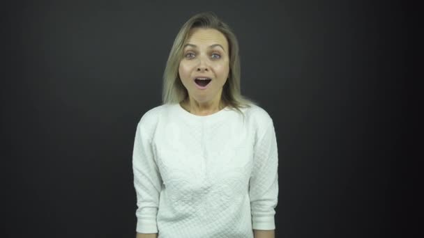Model zeigt Überraschungsgefühle, posiert für Fotoshooting — Stockvideo