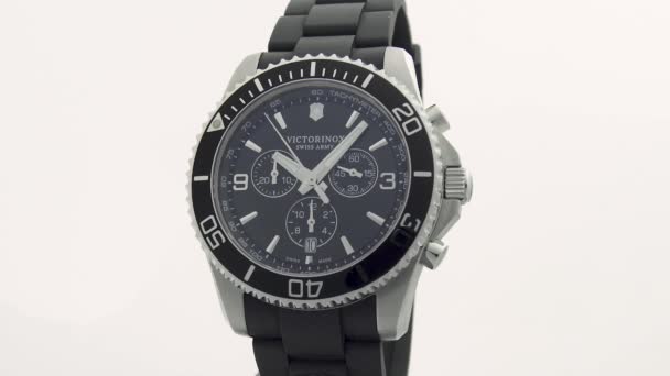 Ibach, Svizzera 7.04.2020 - Victorinox Uomo orologio cassa in acciaio quadrante nero cinturino in caucciù quadrante faccia da vicino isolato su sfondo bianco — Video Stock