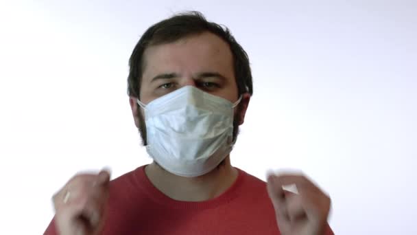 Человек снимает маску под остатками еще одной. Защита концепции коронавируса — стоковое видео