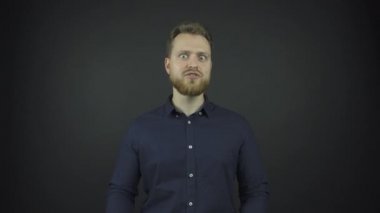 Stüdyoda fotoğraf çekimi için sakallı yakışıklı bir model.