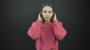 Çekici kız mutluluğu yansıtıyor.