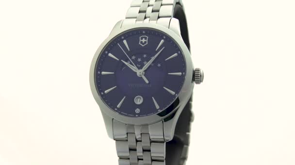 Ibach, Suisse 7.04.2020 - Victorinox Homme montre boîtier en acier inoxydable cadran bleu horloge cadran en acier inoxydable bracelet en gros plan isolé sur fond blanc — Video