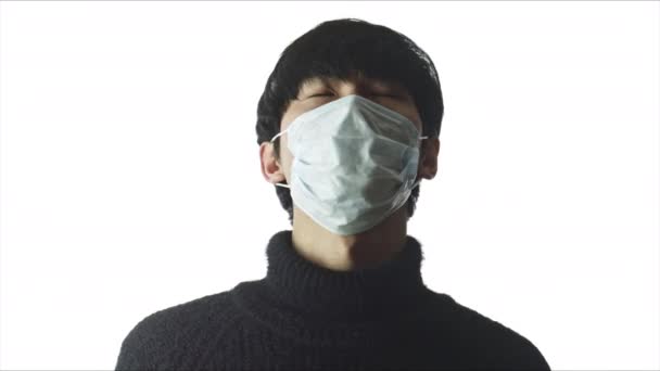 Azjata oddycha głęboko, zdejmując maskę medyczną przeciwko zakażeniu koronawirusem — Wideo stockowe